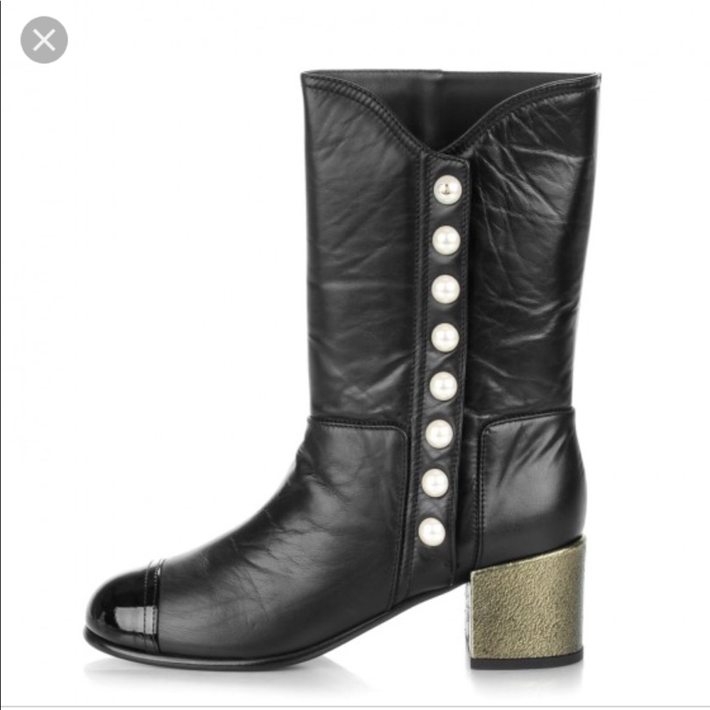 Chanel leather boots with pearl buttons - Picture 2 of 8